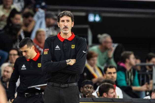 GER, FIBA Basketball World Cup 2027, European Qualifiers, Deutschland-Israel. 28.11.2025, Ratiopharm Arena, Neu-Ulm, GER, FIBA Basketball World Cup 2027, European Qualifiers, Deutschland-Israel. Ãlex Mumbru (Trainer, Deutschland) Â Foto: Alexander Trienitz Neu-Ulm Ratiopharm Arena Bayern Deutschland
