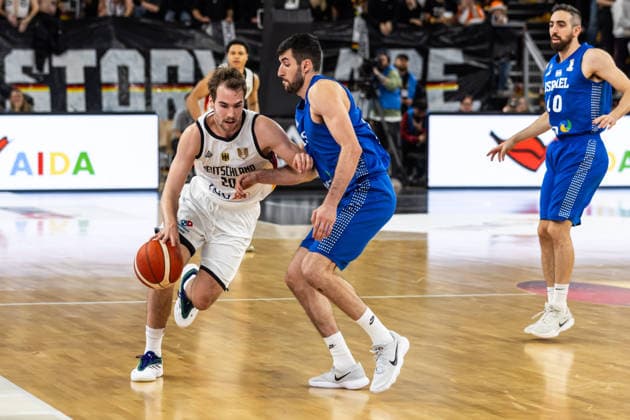 GER, FIBA Basketball World Cup 2027, European Qualifiers, Deutschland-Israel. 28.11.2025, Ratiopharm Arena, Neu-Ulm, GER, FIBA Basketball World Cup 2027, European Qualifiers, Deutschland-Israel. Malte Delow (Deutschland, No20), Yovel Zoosman (Israel, No50) Â Foto: Alexander Trienitz Neu-Ulm Ratiopharm Arena Bayern Deutschland