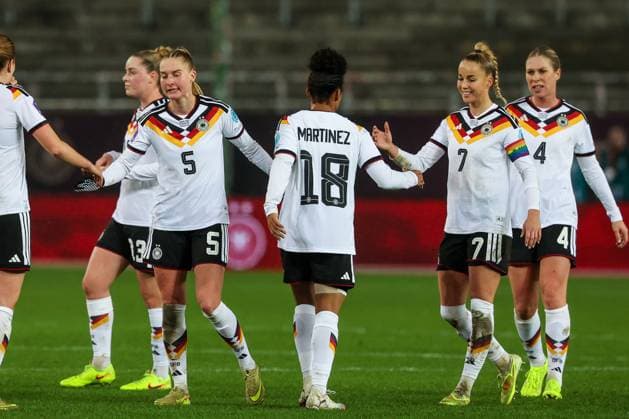 Shekiera Martinez 18 (Deutschland), Giulia Gwinn 7 (Deutschland), Rebecca Knaak 4 (Deutschland) und Janina Minge 5 (Deutschland) zufrieden nach Spielende, Deutschland vs. Spanien, Fussball, Frauen, UEFA, Women™s Nations League, Saison 2025 2026, Finale - Runde 1 von 2, 28.11.2025 Kaiserslautern Rheinland-Pfalz Deutschland