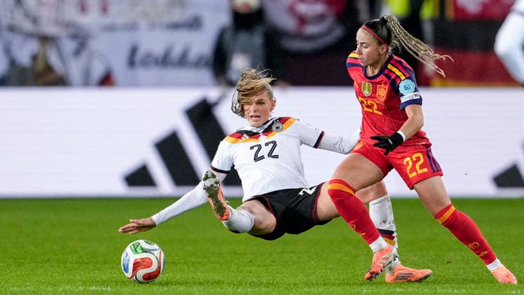 v.li.: Jule Brand (DFB-Frauen, 22), Athenea del Castillo Beivide (Spanien, 22), Zweikampf, Spielszene, Duell, duel, tackle, tackling, Dynamik, Action, Aktion, 28.11.2025, Kaiserslautern (Deutschland), Fussball, UEFA Women s Nations League, Finale, Hinspiel, Deutschland - Spanien, THE EVENT REGULATIONS PROHIBIT ANY USE OF PHOTOGRAPHS AS IMAGE SEQUENCES AND OR QUASI-VIDEO.