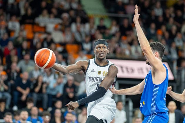 Isaac Bonga (Deutschland, 00), Tamir Blatt (Israel, 45), GER, Deutschland vs. Isreal, FIBA, Basketball, World Cup 2027 European Qualifiers, Laenderspiel, Runde 1, Gruppe E, 28.11.2025, GER, Deutschland vs. Isreal, FIBA, Basketball, World Cup 2027 European Qualifiers, Laenderspiel, Runde 1, Gruppe E, 28.11.2025 Neu-Ulm Copyright: xEibner-Pressefotox EP_EER