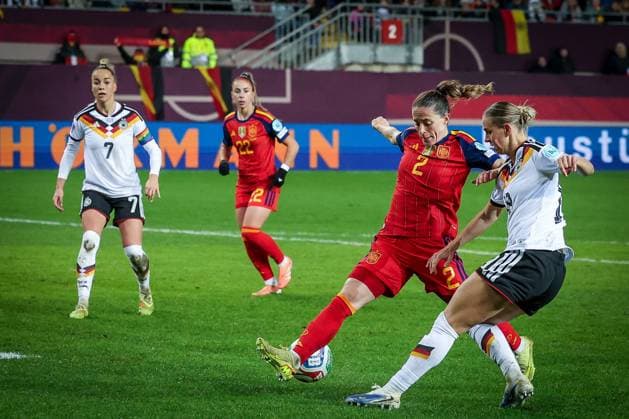 Klara Buehl 19 (Deutschland), rechts, mit einer Hereingabe auf Giulia Gwinn 7 (Deutschland), Ona Batlle 2 (Spanien Seleccion Espanola Femenina de Futbol) versucht sie vergeblich zu stoppen, Deutschland vs. Spanien, Fussball, Frauen, UEFA, Women™s Nations League, Saison 2025 2026, Finale - Runde 1 von 2, 28.11.2025 Kaiserslautern Rheinland-Pfalz Deutschland