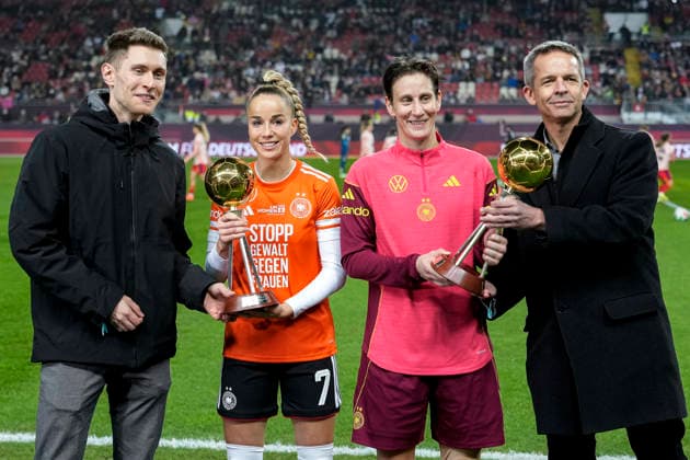 v.li.: Giulia Gwinn (DFB-Frauen) und Ann-Katrin Berger (Torwart, Torhüterin, DFB-Frauen) bei der Ehrung vor dem Anpfiff zur Fußballerin des Jahres, kicker, Ehre, Auszeichnung, Deutsche Nationalspielerin, Deutschlands Nationalspielerinnen, 28.11.2025, Kaiserslautern (Deutschland), Fussball, UEFA Women s Nations League, Finale, Hinspiel, Deutschland - Spanien, THE EVENT REGULATIONS PROHIBIT ANY USE OF PHOTOGRAPHS AS IMAGE SEQUENCES AND OR QUASI-VIDEO.