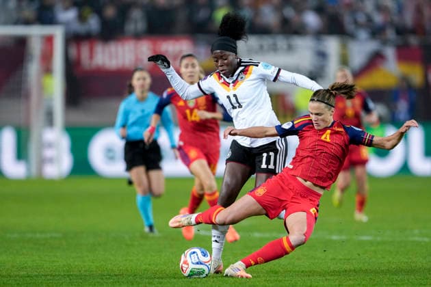 v.li.: Nicole Anyomi (DFB-Frauen, 11), Irene Paredes Hernandez (Spanien, 4), Zweikampf, Spielszene, Duell, duel, tackle, tackling, Dynamik, Action, Aktion, 28.11.2025, Kaiserslautern (Deutschland), Fussball, UEFA Women s Nations League, Finale, Hinspiel, Deutschland - Spanien, THE EVENT REGULATIONS PROHIBIT ANY USE OF PHOTOGRAPHS AS IMAGE SEQUENCES AND OR QUASI-VIDEO.