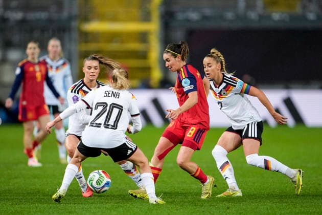 v.li.: Selina Cerci (DFB-Frauen, 15), Elisa Senß (Senss, DFB-Frauen, 20), Mariona Caldentey Oliver (Spanien, 8), Giulia Gwinn (DFB-Frauen, 7, Kapitänin), Zweikampf, Spielszene, Duell, duel, tackle, tackling, Dynamik, Action, Aktion, 28.11.2025, Kaiserslautern (Deutschland), Fussball, UEFA Women s Nations League, Finale, Hinspiel, Deutschland - Spanien, THE EVENT REGULATIONS PROHIBIT ANY USE OF PHOTOGRAPHS AS IMAGE SEQUENCES AND OR QUASI-VIDEO.