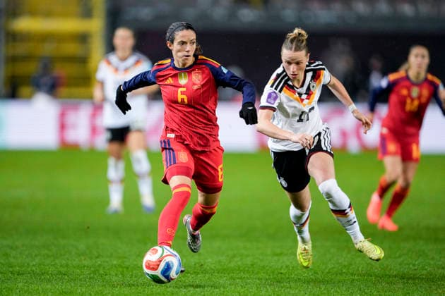 v.li.: Aitana Bonmati Conca (Spanien, 6), Franziska Kett (DFB-Frauen, 17), Zweikampf, Spielszene, Duell, duel, tackle, tackling, Dynamik, Action, Aktion, 28.11.2025, Kaiserslautern (Deutschland), Fussball, UEFA Women s Nations League, Finale, Hinspiel, Deutschland - Spanien, THE EVENT REGULATIONS PROHIBIT ANY USE OF PHOTOGRAPHS AS IMAGE SEQUENCES AND OR QUASI-VIDEO.