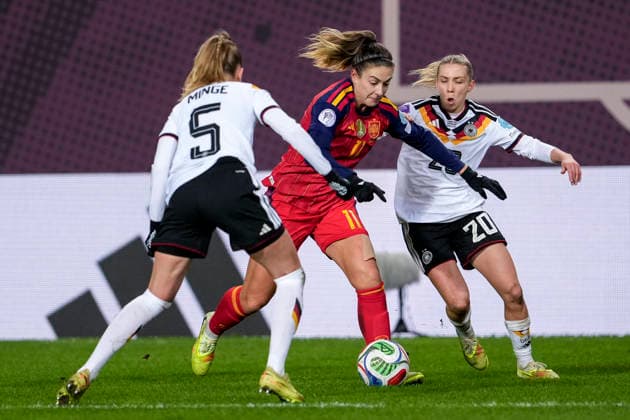 v.li.: Janina Minge (DFB-Frauen, 5), Alexia Putellas Segura (Spanien, 11), Elisa Senß (Senss, DFB-Frauen, 20), Zweikampf, Spielszene, Duell, duel, tackle, tackling, Dynamik, Action, Aktion, 28.11.2025, Kaiserslautern (Deutschland), Fussball, UEFA Women s Nations League, Finale, Hinspiel, Deutschland - Spanien, THE EVENT REGULATIONS PROHIBIT ANY USE OF PHOTOGRAPHS AS IMAGE SEQUENCES AND OR QUASI-VIDEO.