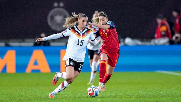 v.li.: Selina Cerci (DFB-Frauen, 15), Olga Carmona Garcia (Spanien, 7), Zweikampf, Spielszene, Duell, duel, tackle, tackling, Dynamik, Action, Aktion, 28.11.2025, Kaiserslautern (Deutschland), Fussball, UEFA Women s Nations League, Finale, Hinspiel, Deutschland - Spanien, THE EVENT REGULATIONS PROHIBIT ANY USE OF PHOTOGRAPHS AS IMAGE SEQUENCES AND OR QUASI-VIDEO.