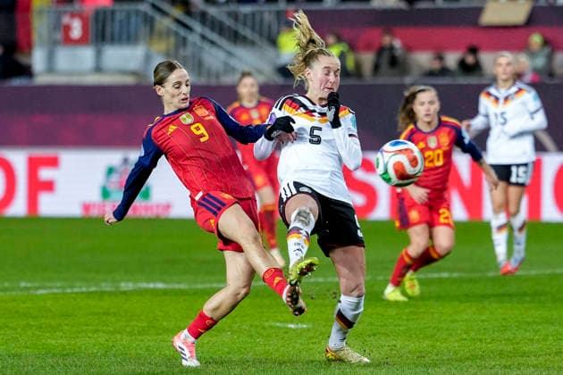 v.li.: Esther Gonzalez Rodríguez (Spanien, 9), Janina Minge (DFB-Frauen, 5), Zweikampf, Spielszene, Duell, duel, tackle, tackling, Dynamik, Action, Aktion, 28.11.2025, Kaiserslautern (Deutschland), Fussball, UEFA Women s Nations League, Finale, Hinspiel, Deutschland - Spanien, THE EVENT REGULATIONS PROHIBIT ANY USE OF PHOTOGRAPHS AS IMAGE SEQUENCES AND OR QUASI-VIDEO.