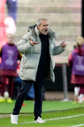 Christian Wück (Trainer, Bundestrainer, DFB-Frauen), gibt Anweisungen, gestikuliert, mit den Armen gestikulieren, Freisteller, Ganzkörper, Einzelbild, Einzelfoto, Aktion, Action, 28.11.2025, Kaiserslautern (Deutschland), Fussball, UEFA Women s Nations League, Finale, Hinspiel, Deutschland - Spanien, THE EVENT REGULATIONS PROHIBIT ANY USE OF PHOTOGRAPHS AS IMAGE SEQUENCES AND OR QUASI-VIDEO.