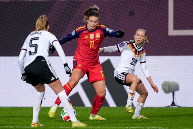 v.li.: Janina Minge (DFB-Frauen, 5), Alexia Putellas Segura (Spanien, 11), Elisa Senß (Senss, DFB-Frauen, 20), Zweikampf, Spielszene, Duell, duel, tackle, tackling, Dynamik, Action, Aktion, 28.11.2025, Kaiserslautern (Deutschland), Fussball, UEFA Women s Nations League, Finale, Hinspiel, Deutschland - Spanien, THE EVENT REGULATIONS PROHIBIT ANY USE OF PHOTOGRAPHS AS IMAGE SEQUENCES AND OR QUASI-VIDEO.