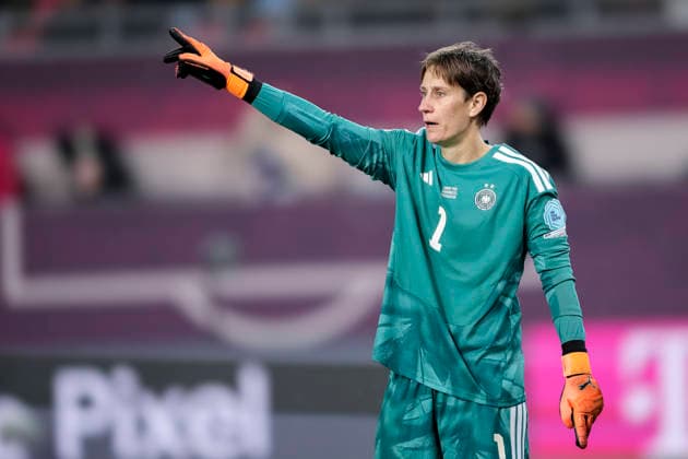 Ann-Katrin Berger (Torwart, Torhüterin, DFB-Frauen, 1), gibt Anweisungen, gestikuliert, mit den Armen gestikulieren, Einzelbild, Einzelfoto, Aktion, Action, 28.11.2025, Kaiserslautern (Deutschland), Fussball, UEFA Women s Nations League, Finale, Hinspiel, Deutschland - Spanien, THE EVENT REGULATIONS PROHIBIT ANY USE OF PHOTOGRAPHS AS IMAGE SEQUENCES AND OR QUASI-VIDEO. xozx