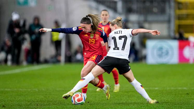 v.li.: Eva Navarro (Spanien, 19), Franziska Kett (DFB-Frauen, 17), Zweikampf, Spielszene, Duell, duel, tackle, tackling, Dynamik, Action, Aktion, 28.11.2025, Kaiserslautern (Deutschland), Fussball, UEFA Women s Nations League, Finale, Hinspiel, Deutschland - Spanien, THE EVENT REGULATIONS PROHIBIT ANY USE OF PHOTOGRAPHS AS IMAGE SEQUENCES AND OR QUASI-VIDEO.