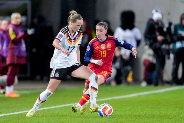 v.li.: Franziska Kett (DFB-Frauen, 17), Eva Navarro (Spanien, 19), Zweikampf, Spielszene, Duell, duel, tackle, tackling, Dynamik, Action, Aktion, 28.11.2025, Kaiserslautern (Deutschland), Fussball, UEFA Women s Nations League, Finale, Hinspiel, Deutschland - Spanien, THE EVENT REGULATIONS PROHIBIT ANY USE OF PHOTOGRAPHS AS IMAGE SEQUENCES AND OR QUASI-VIDEO.