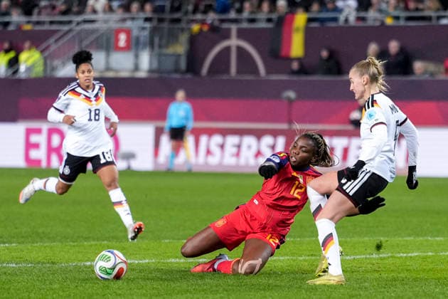 v.li.: Edna Imade Imade (Spanien, 12), Janina Minge (DFB-Frauen, 5), Zweikampf, Spielszene, Duell, duel, tackle, tackling, Dynamik, Action, Aktion, 28.11.2025, Kaiserslautern (Deutschland), Fussball, UEFA Women s Nations League, Finale, Hinspiel, Deutschland - Spanien, THE EVENT REGULATIONS PROHIBIT ANY USE OF PHOTOGRAPHS AS IMAGE SEQUENCES AND OR QUASI-VIDEO.