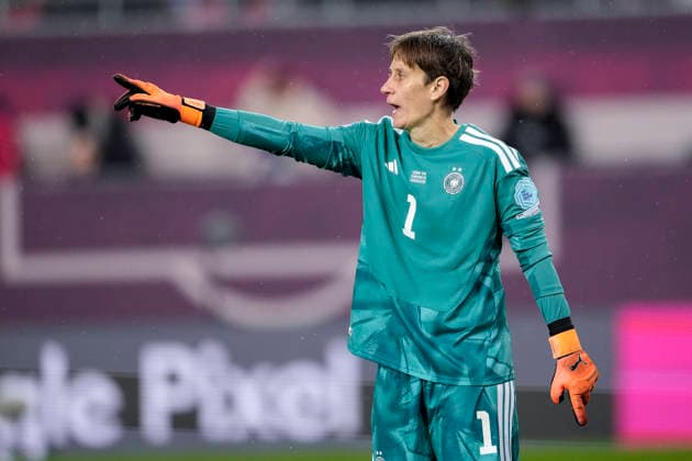 Ann-Katrin Berger (Torwart, Torhüterin, DFB-Frauen, 1), gibt Anweisungen, gestikuliert, mit den Armen gestikulieren, Einzelbild, Einzelfoto, Aktion, Action, 28.11.2025, Kaiserslautern (Deutschland), Fussball, UEFA Women s Nations League, Finale, Hinspiel, Deutschland - Spanien, THE EVENT REGULATIONS PROHIBIT ANY USE OF PHOTOGRAPHS AS IMAGE SEQUENCES AND OR QUASI-VIDEO.