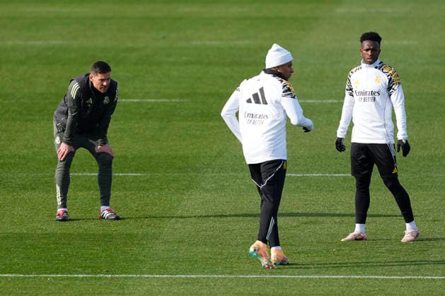 November 29, 2025, Valdebebas, Madrid, Spain: Xabi Alonso looks to Kylian Mbappe and Vinicius Junior during the training day of Real Madrid ahead the Spanish League, LaLiga EA Sports, football match against Girona FC at Ciudad Deportiva Real Madrid on November 29, 2025, in Valdebebas, Madrid, Spain. Valdebebas Spain - ZUMAa181 20251129_zaa_a181_004 Copyright: xOscarxJ.xBarrosox