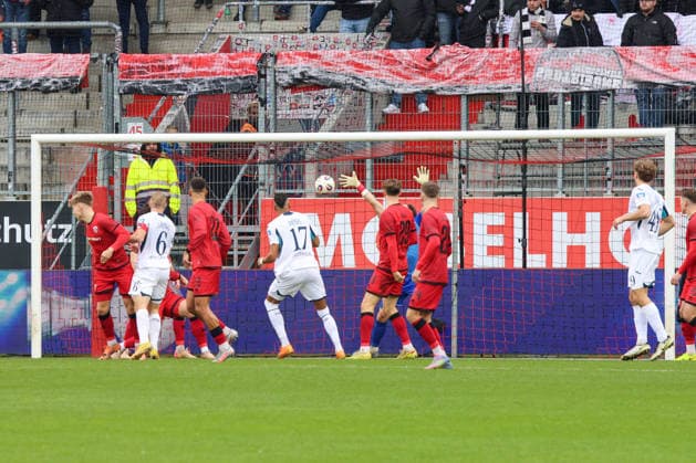 Valentin Laessig (TSG Hoffenheim II, Nr.6) trifft hier zum 0:1 in der ersten Spielminute beim Spiel FC Ingolstadt 04 gegen TSG Hoffenheim II, Fußball am 29.11.2025, DFB regulations prohibit any use of photographs as image sequences and or quasi-video. GER, Fussball, 3. Liga, Spieltag 16, 1.FC Ingolstadt gegen TSG Hoffenheim II, Fußball, 29.11.2025, Audi Sportpark Ingolstadt Copyright: xEibner-Pressefoto OliverxSTRISCHx EP-OSH