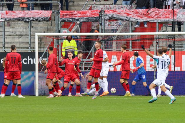 Valentin Laessig (TSG Hoffenheim II, Nr.6) trifft hier zum 0:1 in der ersten Spielminute beim Spiel FC Ingolstadt 04 gegen TSG Hoffenheim II, Fußball am 29.11.2025, DFB regulations prohibit any use of photographs as image sequences and or quasi-video. GER, Fussball, 3. Liga, Spieltag 16, 1.FC Ingolstadt gegen TSG Hoffenheim II, Fußball, 29.11.2025, Audi Sportpark Ingolstadt Copyright: xEibner-Pressefoto OliverxSTRISCHx EP-OSH