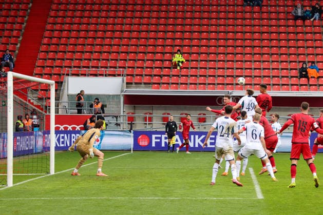 Marcel Costly (FC Ingolstadt 04, Nr.22) trifft per Kopf zum 1:1 Ausgleich beim Spiel FC Ingolstadt 04 gegen TSG Hoffenheim II, Fußball am 29.11.2025, DFB regulations prohibit any use of photographs as image sequences and or quasi-video. GER, Fussball, 3. Liga, Spieltag 16, 1.FC Ingolstadt gegen TSG Hoffenheim II, Fußball, 29.11.2025, Audi Sportpark Ingolstadt Copyright: xEibner-Pressefoto OliverxSTRISCHx EP-OSH