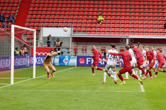 Marcel Costly (FC Ingolstadt 04, Nr.22) trifft per Kopf zum 1:1 Ausgleich beim Spiel FC Ingolstadt 04 gegen TSG Hoffenheim II, Fußball am 29.11.2025, DFB regulations prohibit any use of photographs as image sequences and or quasi-video. GER, Fussball, 3. Liga, Spieltag 16, 1.FC Ingolstadt gegen TSG Hoffenheim II, Fußball, 29.11.2025, Audi Sportpark Ingolstadt Copyright: xEibner-Pressefoto OliverxSTRISCHx EP-OSH