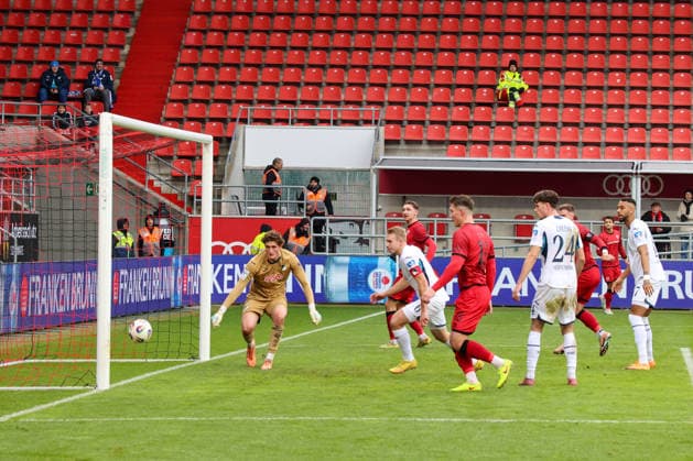 Marcel Costly (FC Ingolstadt 04, Nr.22) trifft per Kopf zum 1:1 Ausgleich beim Spiel FC Ingolstadt 04 gegen TSG Hoffenheim II, Fußball am 29.11.2025, DFB regulations prohibit any use of photographs as image sequences and or quasi-video. GER, Fussball, 3. Liga, Spieltag 16, 1.FC Ingolstadt gegen TSG Hoffenheim II, Fußball, 29.11.2025, Audi Sportpark Ingolstadt Copyright: xEibner-Pressefoto OliverxSTRISCHx EP-OSH