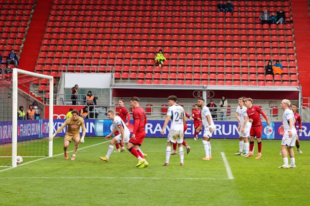 Marcel Costly (FC Ingolstadt 04, Nr.22) trifft per Kopf zum 1:1 Ausgleich beim Spiel FC Ingolstadt 04 gegen TSG Hoffenheim II, Fußball am 29.11.2025, DFB regulations prohibit any use of photographs as image sequences and or quasi-video. GER, Fussball, 3. Liga, Spieltag 16, 1.FC Ingolstadt gegen TSG Hoffenheim II, Fußball, 29.11.2025, Audi Sportpark Ingolstadt Copyright: xEibner-Pressefoto OliverxSTRISCHx EP-OSH