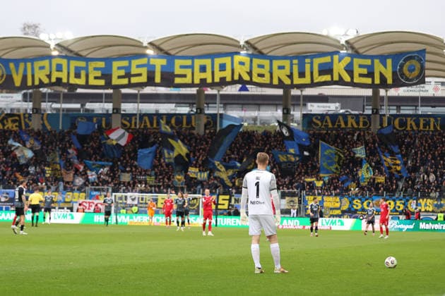 29.11.2025, xrekx, Fussball 3.Liga, 1.FC Saarbruecken - Rot-Weiss Essen v.l. Jakob Golz (Rot-Weiss Essen) FCS Fans ,Stimmung, Schals, Trikot, Fahne, Banner, Ultras, Zuschauer, Besucher, Choreo, Choreografie, atmosphere, spectators, Visitors (DFL DFB REGULATIONS PROHIBIT ANY USE OF PHOTOGRAPHS as IMAGE SEQUENCES and or QUASI-VIDEO) Saarbruecken