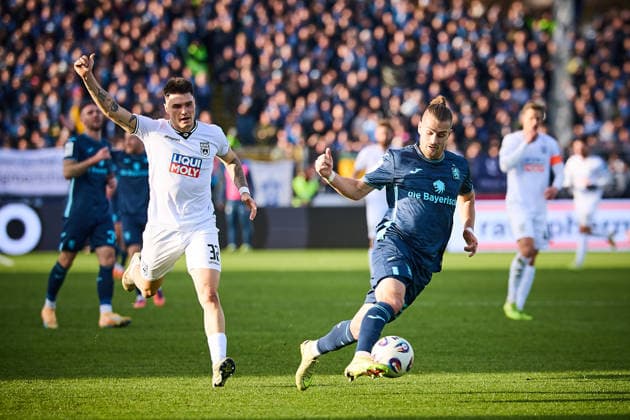 Sigurd Haugen (TSV 1860 Muenchen, 22) im Abseits, Niklas Koelle (SSV Ulm 1846, 32) reklamiert GER, SSV Ulm 1846 vs. TSV 1860 Muenchen, Fussball, Herren, 3. Liga, 16. Spieltag, Spielzeit 2025 2026, 29.11.2025 DFL, DFB regulations prohibit any use of photographs as image sequences and or quasi-video GER, SSV Ulm 1846 vs. TSV 1860 Muenchen, Fussball, Herren, 3. Liga, 16. Spieltag, Spielzeit 2025 2026, 29.11.2025 Ulm Copyright: xEibner-Pressefoto GeraldxOelze-dexStoppanyx EP_ODS