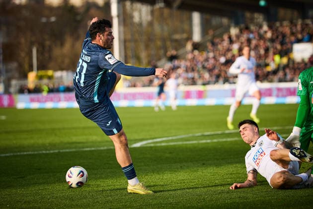 Niklas Koelle (SSV Ulm 1846, 32) blockt den Schuss von Kevin Volland (TSV 1860 Muenchen, 31), verhindert ein Tor GER, SSV Ulm 1846 vs. TSV 1860 Muenchen, Fussball, Herren, 3. Liga, 16. Spieltag, Spielzeit 2025 2026, 29.11.2025 DFL, DFB regulations prohibit any use of photographs as image sequences and or quasi-video GER, SSV Ulm 1846 vs. TSV 1860 Muenchen, Fussball, Herren, 3. Liga, 16. Spieltag, Spielzeit 2025 2026, 29.11.2025 Ulm Copyright: xEibner-Pressefoto GeraldxOelze-dexStoppanyx EP_ODS