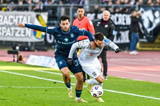 GER, 3. Liga, SSV Ulm 1846 vs TSV 1860 München 29.11.2025, Donaustadion, Ulm, GER, 3. Liga, SSV Ulm 1846 vs TSV 1860 München, im Bild Kevin Volland (Muenchen, 31), Leon Dajaku (SSV Ulm, 43)