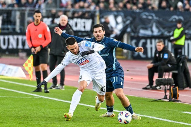 GER, 3. Liga, SSV Ulm 1846 vs TSV 1860 München 29.11.2025, Donaustadion, Ulm, GER, 3. Liga, SSV Ulm 1846 vs TSV 1860 München, im Bild Leon Dajaku (SSV Ulm, 43), Kevin Volland (Muenchen, 31),