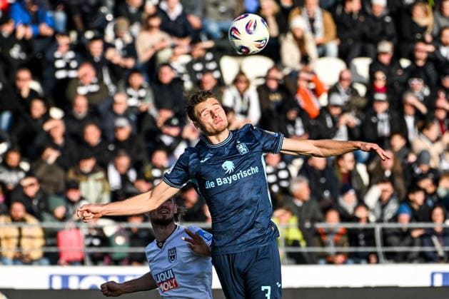 GER, 3. Liga, SSV Ulm 1846 vs TSV 1860 München 29.11.2025, Donaustadion, Ulm, GER, 3. Liga, SSV Ulm 1846 vs TSV 1860 München, im Bild Dennis Chessa (SSV Ulm, 11) im Schatten von Siemen Voet (Muenchen, 3)