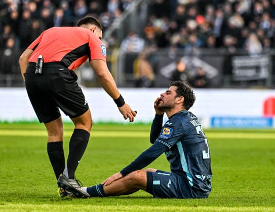GER, 3. Liga, SSV Ulm 1846 vs TSV 1860 München 29.11.2025, Donaustadion, Ulm, GER, 3. Liga, SSV Ulm 1846 vs TSV 1860 München, im Bild Schiedsrichter Leonidas Exuzidis, Kevin Volland (Muenchen, 31) nach Treffer im Gesicht
