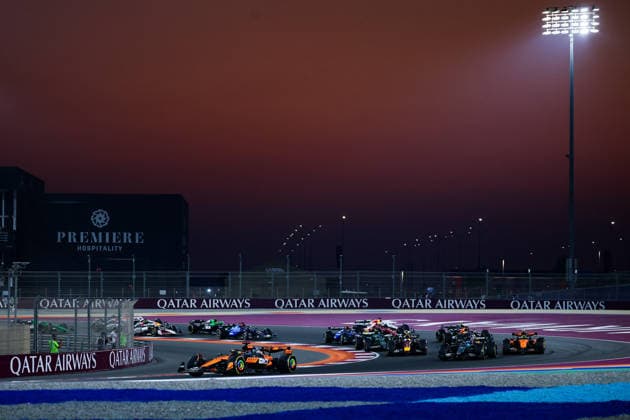 F1 - QATAR GRAND PRIX 2025 81 PIASTRI Oscar (aus), McLaren F1 Team MCL39, action 63 RUSSELL George (gbr), Mercedes AMG F1 Team W16, action start of the race, depart, during the 2025 Formula 1 Qatar Grand Prix, 23th round of the 2025 FIA Formula One World Championship, WM, Weltmeisterschaft from November 28 to 30, 2025 on the Lusail International Circuit, in Lusail, Qatar - Copyright: xANTONINxVINCENTx