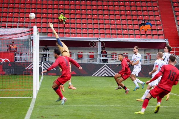 Torwart Lukas Petersson (TSG Hoffenheim II, Nr.1) haelt seinen Kasten sauber beim Spiel FC Ingolstadt 04 gegen TSG Hoffenheim II, Fußball am 29.11.2025, DFB regulations prohibit any use of photographs as image sequences and or quasi-video. GER, Fussball, 3. Liga, Spieltag 16, 1.FC Ingolstadt gegen TSG Hoffenheim II, Fußball, 29.11.2025, Audi Sportpark Ingolstadt Copyright: xEibner-Pressefoto OliverxSTRISCHx EP-OSH