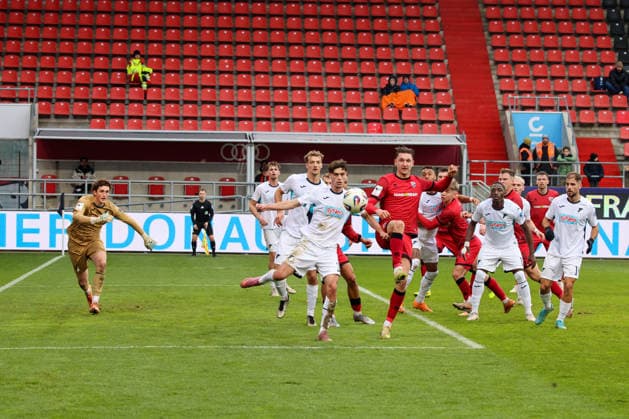 Julian Kuegel (FC Ingolstadt 04, Nr.29) versucht hier an den Ball zu kommen beim Spiel FC Ingolstadt 04 gegen TSG Hoffenheim II, Fußball am 29.11.2025, DFB regulations prohibit any use of photographs as image sequences and or quasi-video. GER, Fussball, 3. Liga, Spieltag 16, 1.FC Ingolstadt gegen TSG Hoffenheim II, Fußball, 29.11.2025, Audi Sportpark Ingolstadt Copyright: xEibner-Pressefoto OliverxSTRISCHx EP-OSH