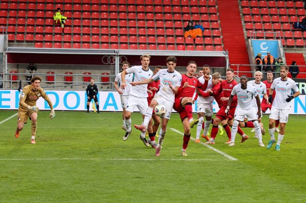 Julian Kuegel (FC Ingolstadt 04, Nr.29) versucht hier an den Ball zu kommen beim Spiel FC Ingolstadt 04 gegen TSG Hoffenheim II, Fußball am 29.11.2025, DFB regulations prohibit any use of photographs as image sequences and or quasi-video. GER, Fussball, 3. Liga, Spieltag 16, 1.FC Ingolstadt gegen TSG Hoffenheim II, Fußball, 29.11.2025, Audi Sportpark Ingolstadt Copyright: xEibner-Pressefoto OliverxSTRISCHx EP-OSH