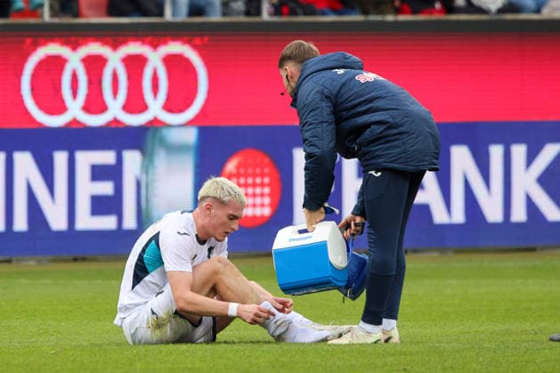 Paul Hennrich (TSG Hoffenheim II, Nr.11) muss kurz auf dem Spielfeld behandelt ewrden, kann weiterspielen beim Spiel FC Ingolstadt 04 gegen TSG Hoffenheim II, Fußball am 29.11.2025, DFB regulations prohibit any use of photographs as image sequences and or quasi-video. GER, Fussball, 3. Liga, Spieltag 16, 1.FC Ingolstadt gegen TSG Hoffenheim II, Fußball, 29.11.2025, Audi Sportpark Ingolstadt Copyright: xEibner-Pressefoto OliverxSTRISCHx EP-OSH