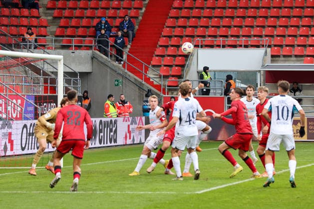 immer wieder tauchen die Schanzer vor Torwart Lukas Petersson (TSG Hoffenheim II, Nr.1) auf, jedoch ohne groessere nennenswerten Chancen beim Spiel FC Ingolstadt 04 gegen TSG Hoffenheim II, Fußball am 29.11.2025, DFB regulations prohibit any use of photographs as image sequences and or quasi-video. GER, Fussball, 3. Liga, Spieltag 16, 1.FC Ingolstadt gegen TSG Hoffenheim II, Fußball, 29.11.2025, Audi Sportpark Ingolstadt Copyright: xEibner-Pressefoto OliverxSTRISCHx EP-OSH