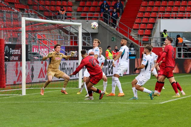 Marcel Costly (FC Ingolstadt 04, Nr.22) versucht es hier aus der Drehung, scheitert jedoch an Torwart Lukas Petersson (TSG Hoffenheim II, Nr.1) beim Spiel FC Ingolstadt 04 gegen TSG Hoffenheim II, Fußball am 29.11.2025, DFB regulations prohibit any use of photographs as image sequences and or quasi-video. GER, Fussball, 3. Liga, Spieltag 16, 1.FC Ingolstadt gegen TSG Hoffenheim II, Fußball, 29.11.2025, Audi Sportpark Ingolstadt Copyright: xEibner-Pressefoto OliverxSTRISCHx EP-OSH