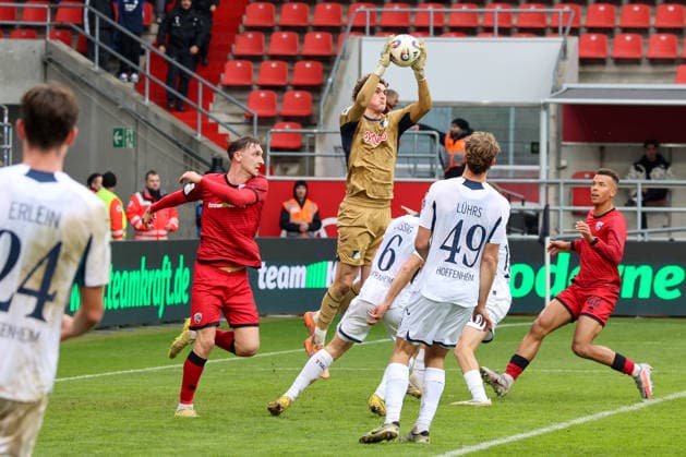 Torwart Lukas Petersson (TSG Hoffenheim II, Nr.1) hat eigentlich alles ganz gut im Griff beim Spiel FC Ingolstadt 04 gegen TSG Hoffenheim II, Fußball am 29.11.2025, DFB regulations prohibit any use of photographs as image sequences and or quasi-video. GER, Fussball, 3. Liga, Spieltag 16, 1.FC Ingolstadt gegen TSG Hoffenheim II, Fußball, 29.11.2025, Audi Sportpark Ingolstadt Copyright: xEibner-Pressefoto OliverxSTRISCHx EP-OSH