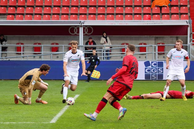 wieder kurz vor dem Tor gescheitert - Julian Kuegel (FC Ingolstadt 04, Nr.29) beim Spiel FC Ingolstadt 04 gegen TSG Hoffenheim II, Fußball am 29.11.2025, DFB regulations prohibit any use of photographs as image sequences and or quasi-video. GER, Fussball, 3. Liga, Spieltag 16, 1.FC Ingolstadt gegen TSG Hoffenheim II, Fußball, 29.11.2025, Audi Sportpark Ingolstadt Copyright: xEibner-Pressefoto OliverxSTRISCHx EP-OSH