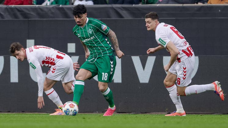 v.li.: Alessio Castro-Montes (1. FC Köln, 17), Cameron Puertas (SV Werder Bremen, 18) und Jakub Kaminski (1. FC Köln, 16) im Zweikampf, Duell, Dynamik, Aktion, Action, Spielszene, DIE DFL-RICHTLINIEN UNTERSAGEN JEGLICHE NUTZUNG VON FOTOS ALS SEQUENZBILDER UND ODER VIDEOA?HNLICHE FOTOSTRECKEN. DFL REGULATIONS PROHIBIT ANY USE OF PHOTOGRAPHS AS IMAGE SEQUENCES AND OR QUASI-VIDEO., 29.11.2025, Bremen (Deutschland), Fussball, Bundesliga, SV Werder Bremen - 1. FC Köln