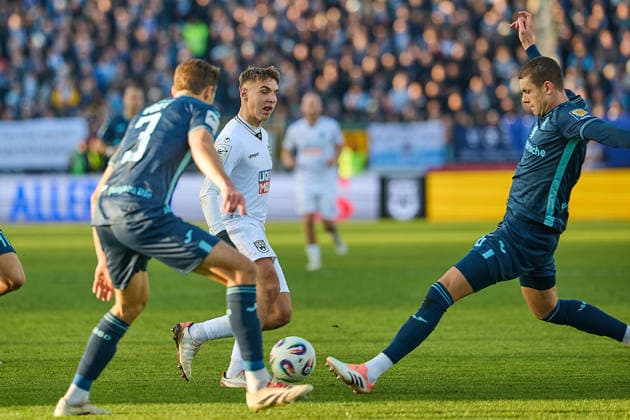 Siemen Voet (TSV 1860 Muenchen, 03) , Max Scholze (SSV Ulm 1846, 28, Max Reinthaler (TSV 1860 Muenchen, 16) GER, SSV Ulm 1846 vs. TSV 1860 Muenchen, Fussball, Herren, 3. Liga, 16. Spieltag, Spielzeit 2025 2026, 29.11.2025 DFL, DFB regulations prohibit any use of photographs as image sequences and or quasi-video GER, SSV Ulm 1846 vs. TSV 1860 Muenchen, Fussball, Herren, 3. Liga, 16. Spieltag, Spielzeit 2025 2026, 29.11.2025 Ulm Copyright: xEibner-Pressefoto GeraldxOelze-dexStoppanyx EP_ODS