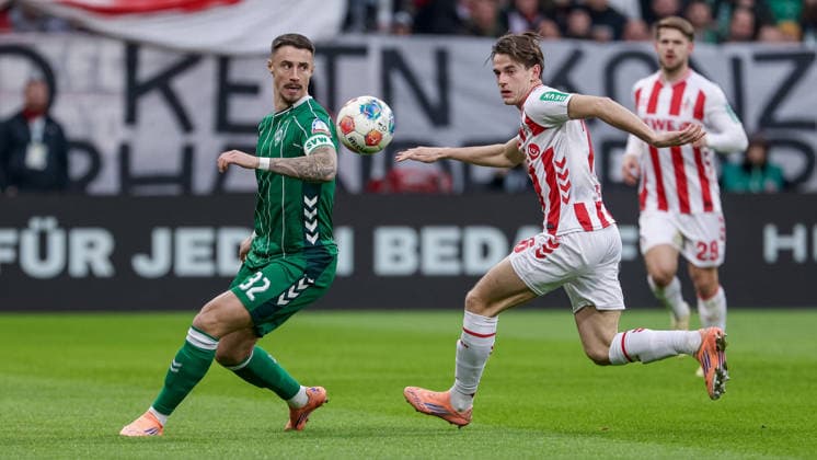 v.li.: Marco Friedl (SV Werder Bremen, 32) und Jakub Kaminski (1. FC Köln, 16) im Zweikampf, Duell, Dynamik, Aktion, Action, Spielszene, DIE DFL-RICHTLINIEN UNTERSAGEN JEGLICHE NUTZUNG VON FOTOS ALS SEQUENZBILDER UND ODER VIDEOA?HNLICHE FOTOSTRECKEN. DFL REGULATIONS PROHIBIT ANY USE OF PHOTOGRAPHS AS IMAGE SEQUENCES AND OR QUASI-VIDEO., 29.11.2025, Bremen (Deutschland), Fussball, Bundesliga, SV Werder Bremen - 1. FC Köln