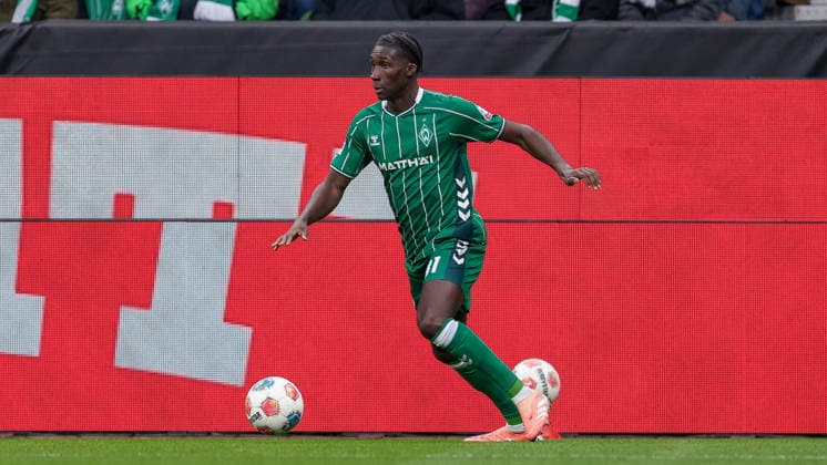 Karim Coulibaly (SV Werder Bremen, 31) am Ball, Freisteller, Einzelbild, Ganzkörper, Aktion, Action, Spielszene, DIE DFL-RICHTLINIEN UNTERSAGEN JEGLICHE NUTZUNG VON FOTOS ALS SEQUENZBILDER UND ODER VIDEOA?HNLICHE FOTOSTRECKEN. DFL REGULATIONS PROHIBIT ANY USE OF PHOTOGRAPHS AS IMAGE SEQUENCES AND OR QUASI-VIDEO., 29.11.2025, Bremen (Deutschland), Fussball, Bundesliga, SV Werder Bremen - 1. FC Köln
