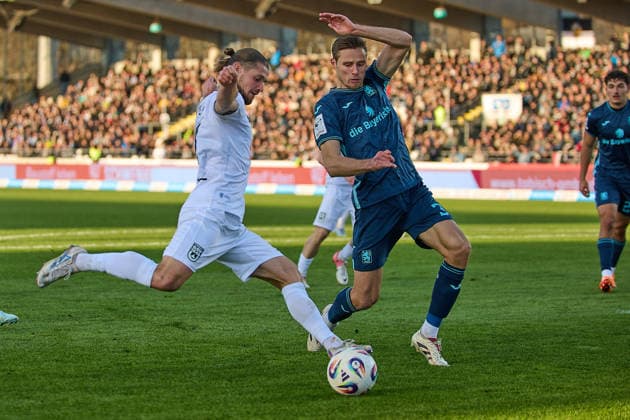 Torschuss Dennis Chessa (SSV Ulm 1846, 11) gegen Siemen Voet (TSV 1860 Muenchen, 03) GER, SSV Ulm 1846 vs. TSV 1860 Muenchen, Fussball, Herren, 3. Liga, 16. Spieltag, Spielzeit 2025 2026, 29.11.2025 DFL, DFB regulations prohibit any use of photographs as image sequences and or quasi-video GER, SSV Ulm 1846 vs. TSV 1860 Muenchen, Fussball, Herren, 3. Liga, 16. Spieltag, Spielzeit 2025 2026, 29.11.2025 Ulm Copyright: xEibner-Pressefoto GeraldxOelze-dexStoppanyx EP_ODS