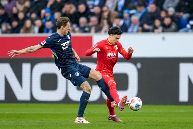 v.li.: Wouter Burger (Hoffenheim, 18), Fabian Rieder (FCA, 32), Zweikampf, Spielszene, Duell, duel, tackle, tackling, Dynamik, Action, Aktion, 29.11.2025, Sinsheim (Deutschland), Fussball, Bundesliga, TSG 1899 Hoffenheim - FC Augsburg, DFB DFL REGULATIONS PROHIBIT ANY USE OF PHOTOGRAPHS AS IMAGE SEQUENCES AND OR QUASI-VIDEO.
