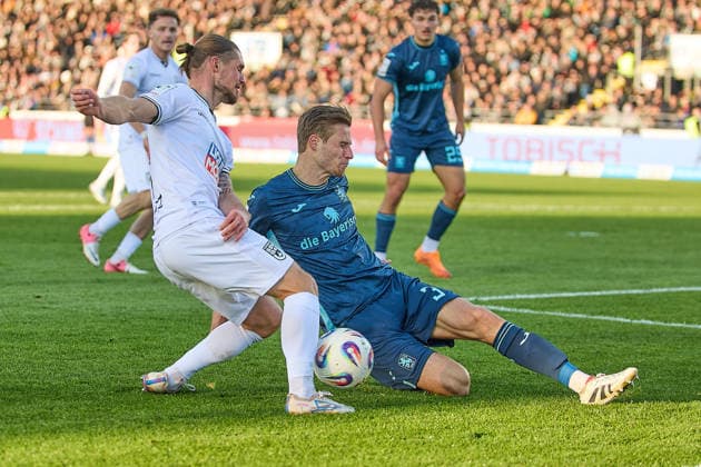 Zweikampf, Duell zwischen Dennis Chessa (SSV Ulm 1846, 11) und Siemen Voet (TSV 1860 Muenchen, 03) GER, SSV Ulm 1846 vs. TSV 1860 Muenchen, Fussball, Herren, 3. Liga, 16. Spieltag, Spielzeit 2025 2026, 29.11.2025 DFL, DFB regulations prohibit any use of photographs as image sequences and or quasi-video GER, SSV Ulm 1846 vs. TSV 1860 Muenchen, Fussball, Herren, 3. Liga, 16. Spieltag, Spielzeit 2025 2026, 29.11.2025 Ulm Copyright: xEibner-Pressefoto GeraldxOelze-dexStoppanyx EP_ODS